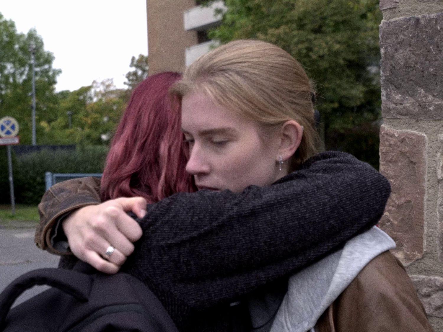 Amira (Daina Leibold (R)) and Luise (Kathrina Bug (L))